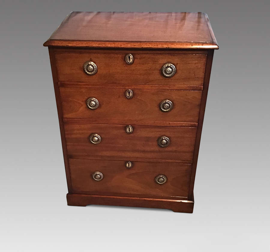 Small antique mahogany chest of drawers.