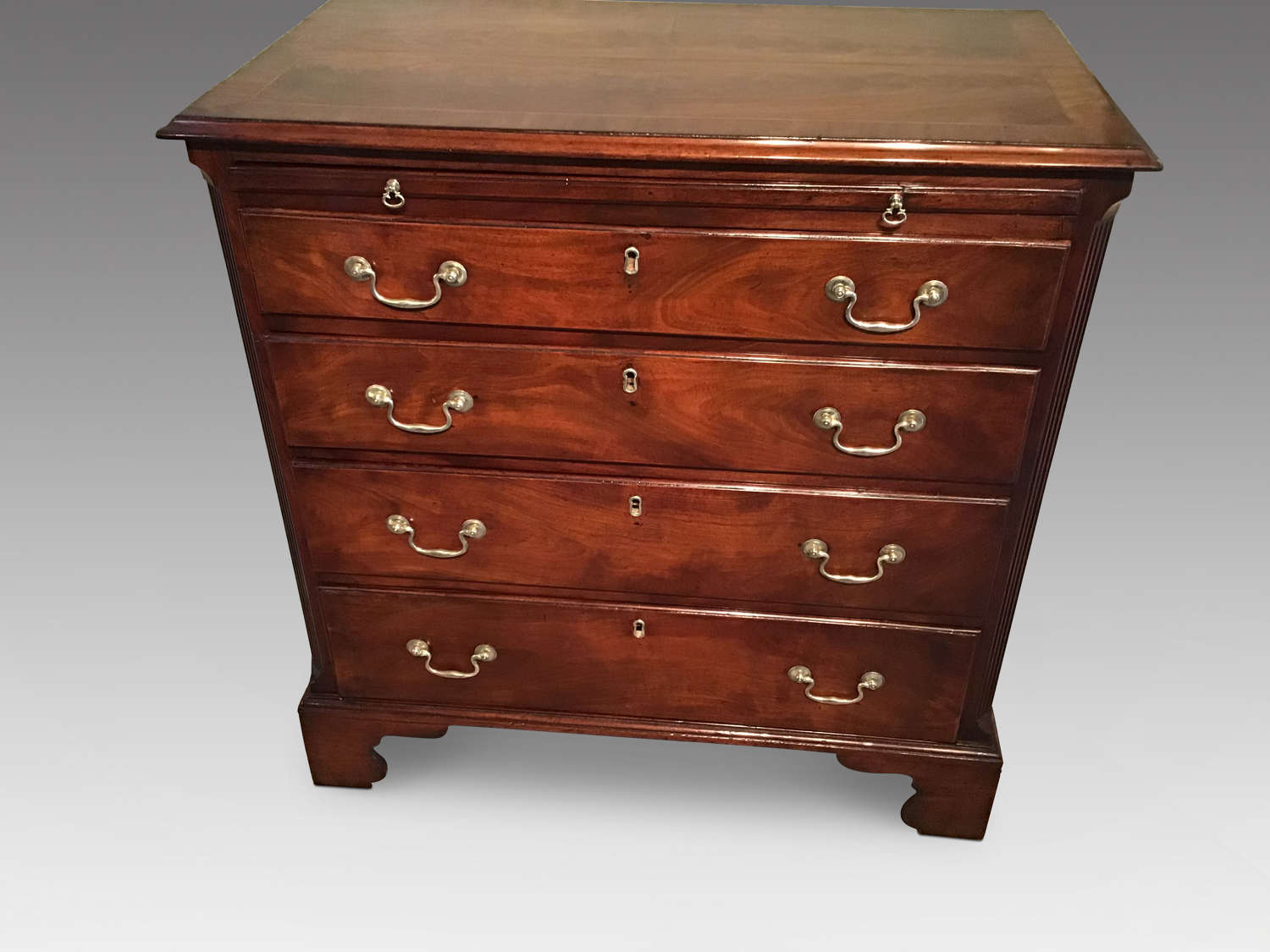 Small Georgian mahogany chest of drawers.