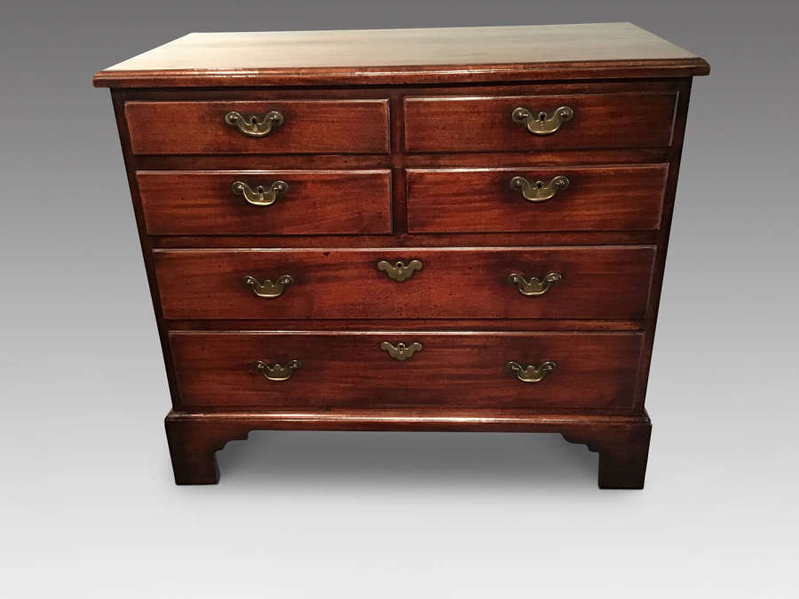 Georgian mahogany chest of drawers.