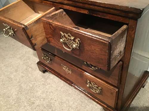 Georgian oak chest of drawers
