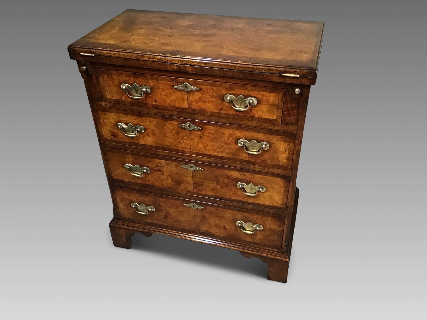 Antique batchelors chest of drawers