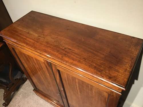 Antique sidecabinet