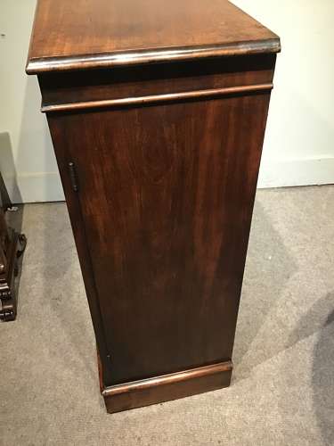 Antique sidecabinet
