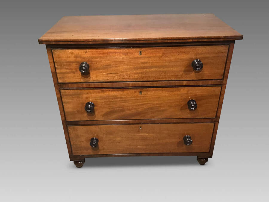 Antique mahogany chest of drawers