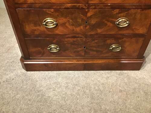 Antique mahogany chest of drawers