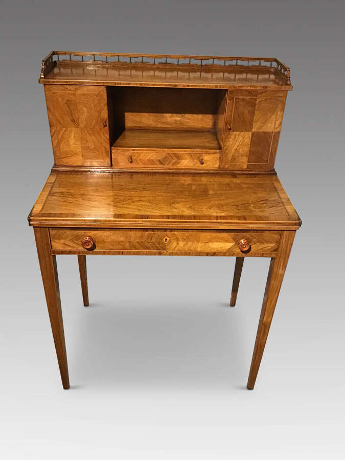 Antique bonheur du jour